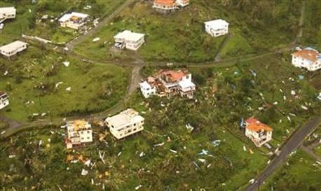 Klingt nicht gut: "The most powerful hurricane to hit the Caribbean in 10 years damaged 90 percent of homes in the "spice isle" of Grenada and destroyed a 17th century stone prison that left criminals on the loose as looting erupted, officials said Wednesday" ...